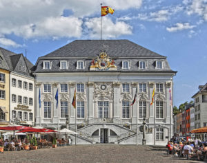 Eine frontale Aufnahme des Bonner Rathauses