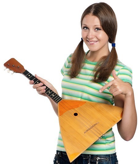Eine Musikschülerin hält eine Balalaika