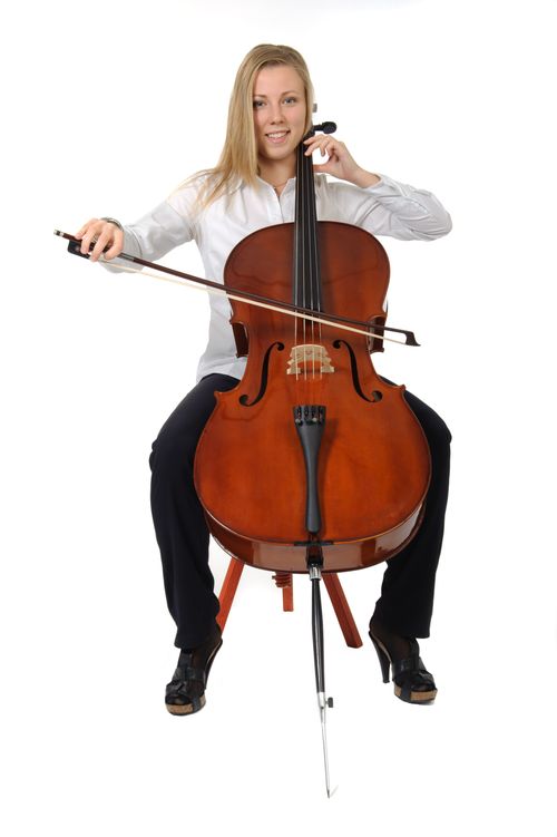 Blonde Frau spielt Cello im Cello Musikunterricht
