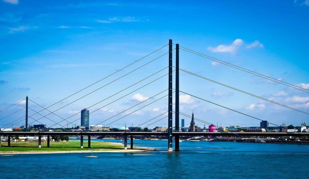 Eine moderne Brücke über dem Fluss nahe der Musikschule Emotio Düsseldorf