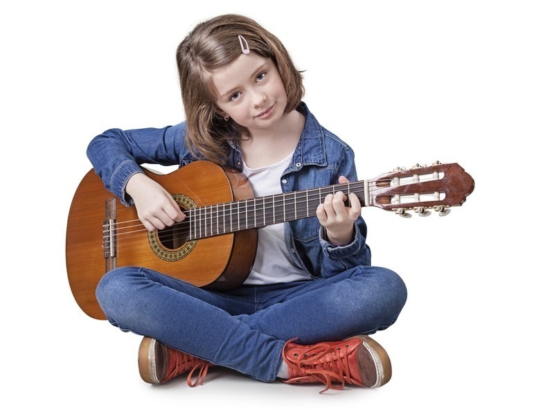 Mädchen mit Gitarre bei Gitarrenunterricht