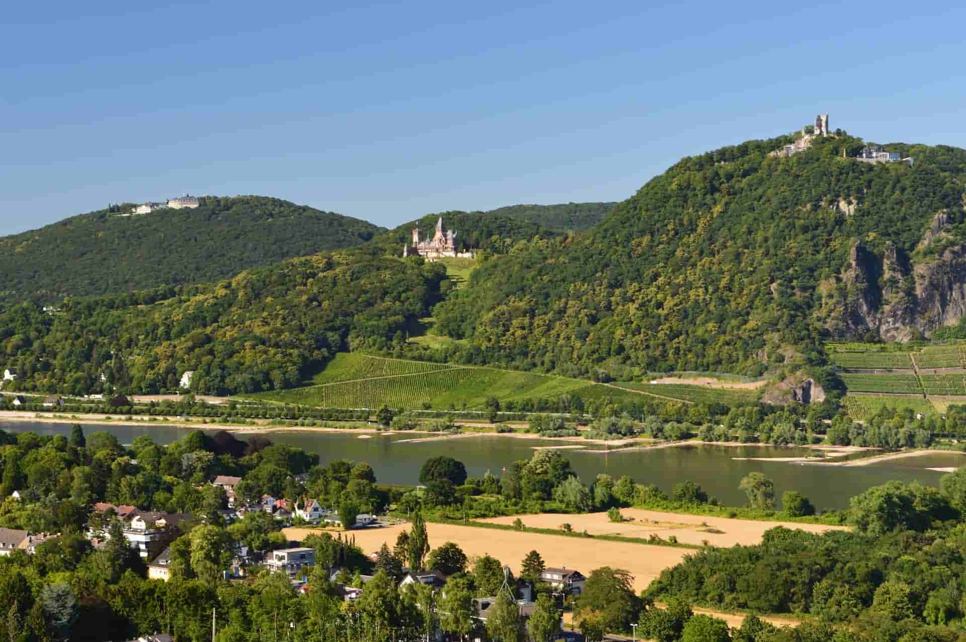 Der Drachenfels nahe Bonn in grüner Landschaft