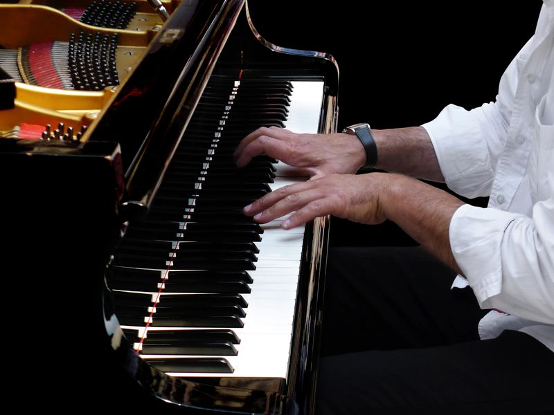 Ein Mann am Klavier, der Jazz Piano spielt