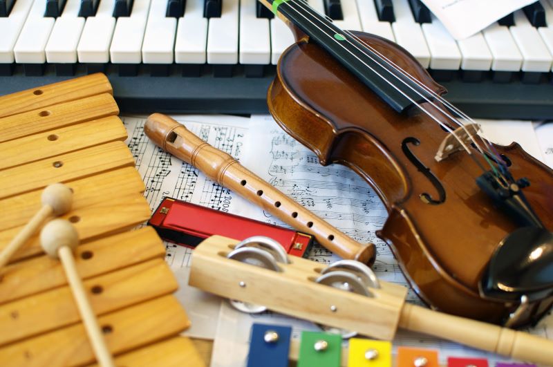 Geige, Blockflöte und Xylophon auf Notenblättern