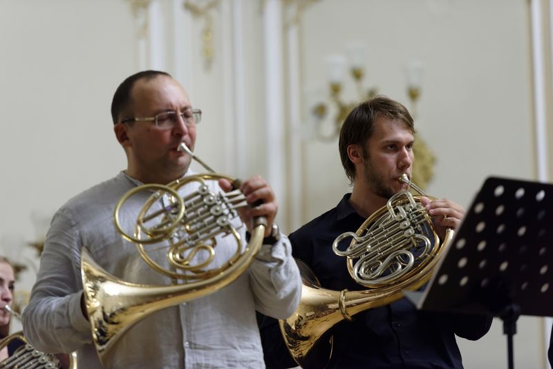Zwei Männer spielen Waldhorn bei Horn-Musikstunden